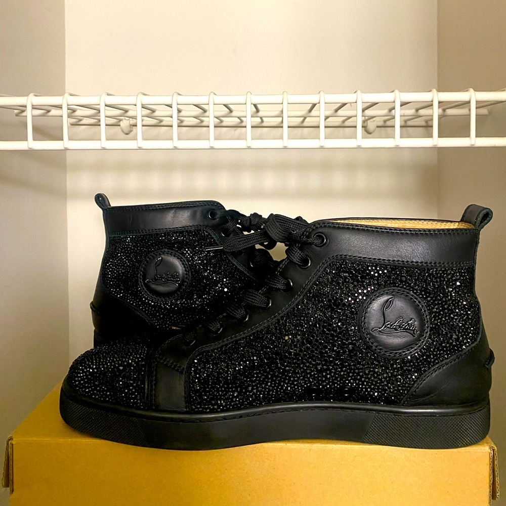 Preowned Louis Vuitton, still and good condition. The European size is 43